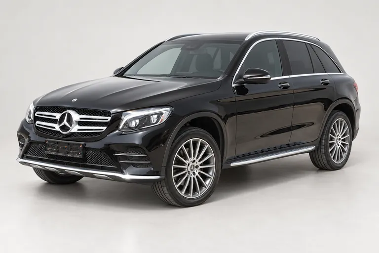 Mercedes-Benz GLC 250 Black، صورة استوديو خارجية كاملة باتجاه اليسار
