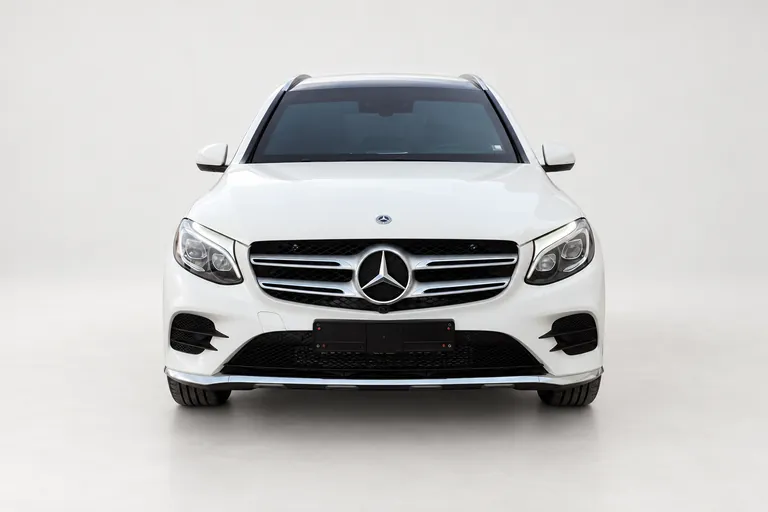 Mercedes-Benz GLC 250 White، صورة استوديو خارجية كاملة من الأمام