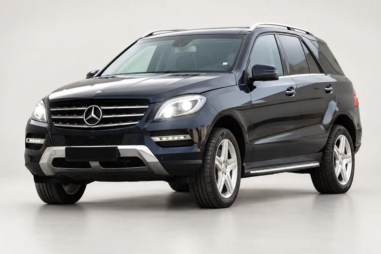 Mercedes-Benz ML 400 Blue، صورة استوديو خارجية كاملة باتجاه اليسار
