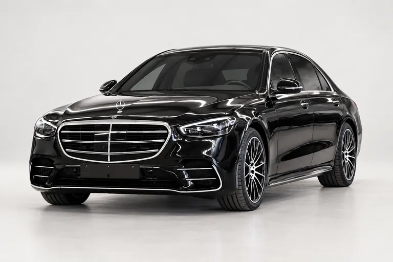Mercedes-Benz S500, vue extérieure complète orientée vers la gauche en studio