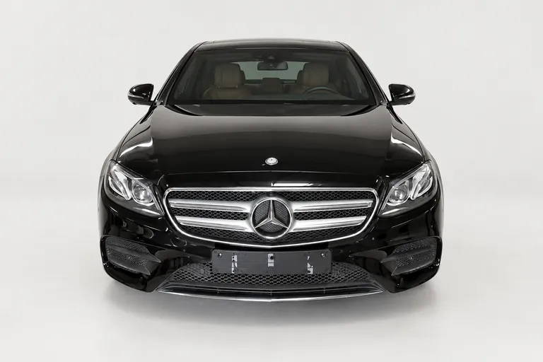 Mercedes-Benz sedan، صورة استوديو خارجية كاملة من الأمام