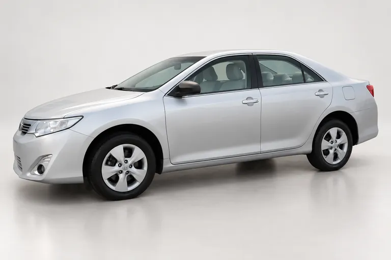 Toyota Camry، صورة استوديو خارجية كاملة باتجاه اليسار