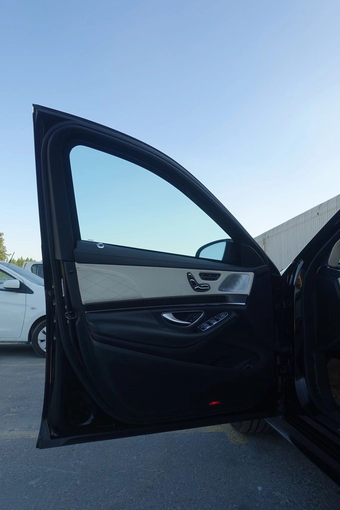 Mercedes-Benz S550 front cabin view with luxury dashboard