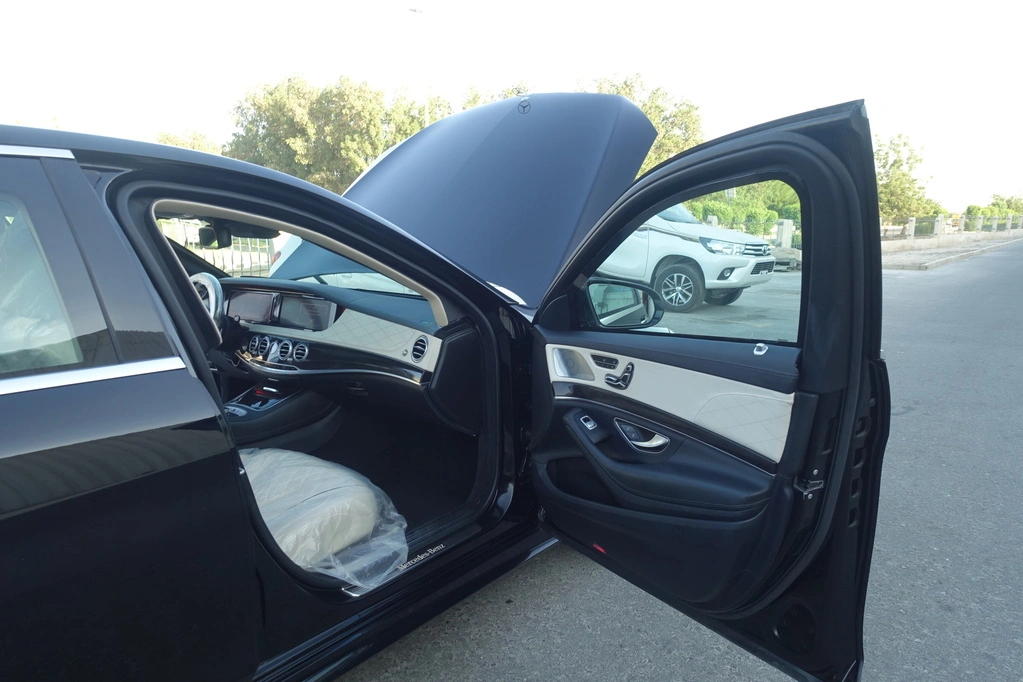 Mercedes-Benz S550 front view with grille, headlights and black sedan body