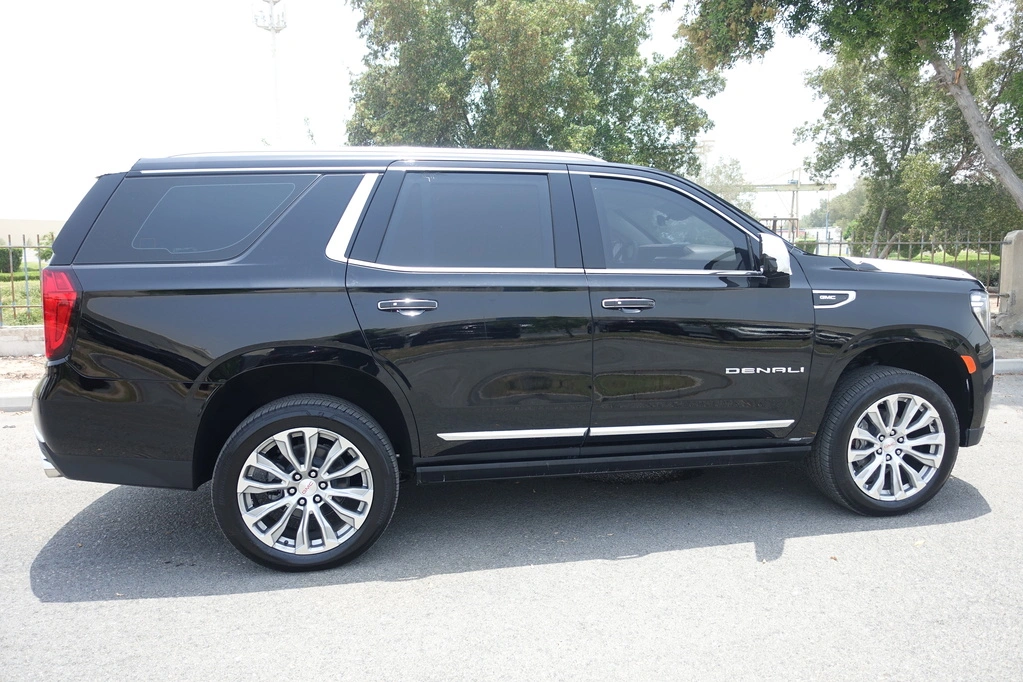 GMC YUKON DENALI 6.2L - BLACK - full right side view
