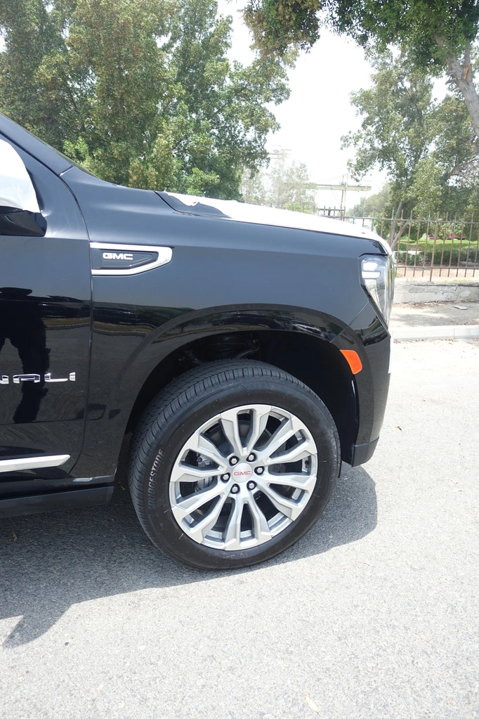 GMC YUKON DENALI 6.2L - BLACK - right side wheel