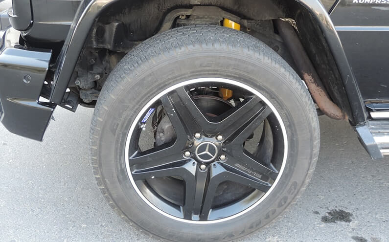 Mercedes-Benz AMG G55 Black armored SUV wheel and rim detail