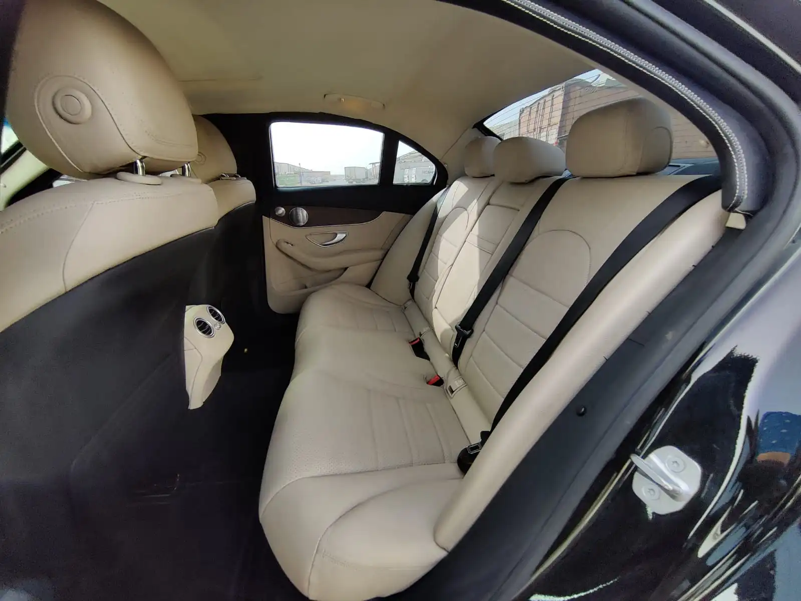 Mercedes-Benz C300 2.0L - Black blindé - vue arrière, côté gauche, sièges passagers, porte ouverte