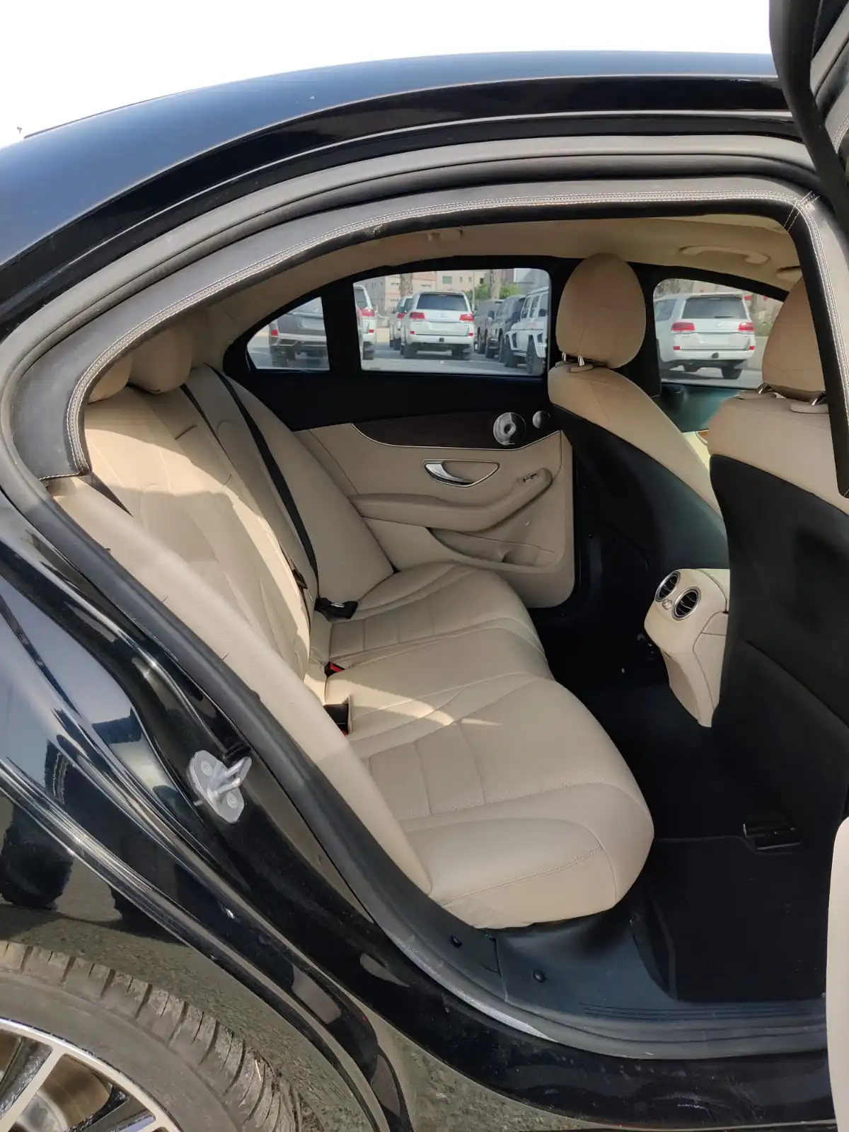 Mercedes-Benz C300 2.0L - Black blindé - vue arrière, côté droit, sièges passagers, porte ouverte