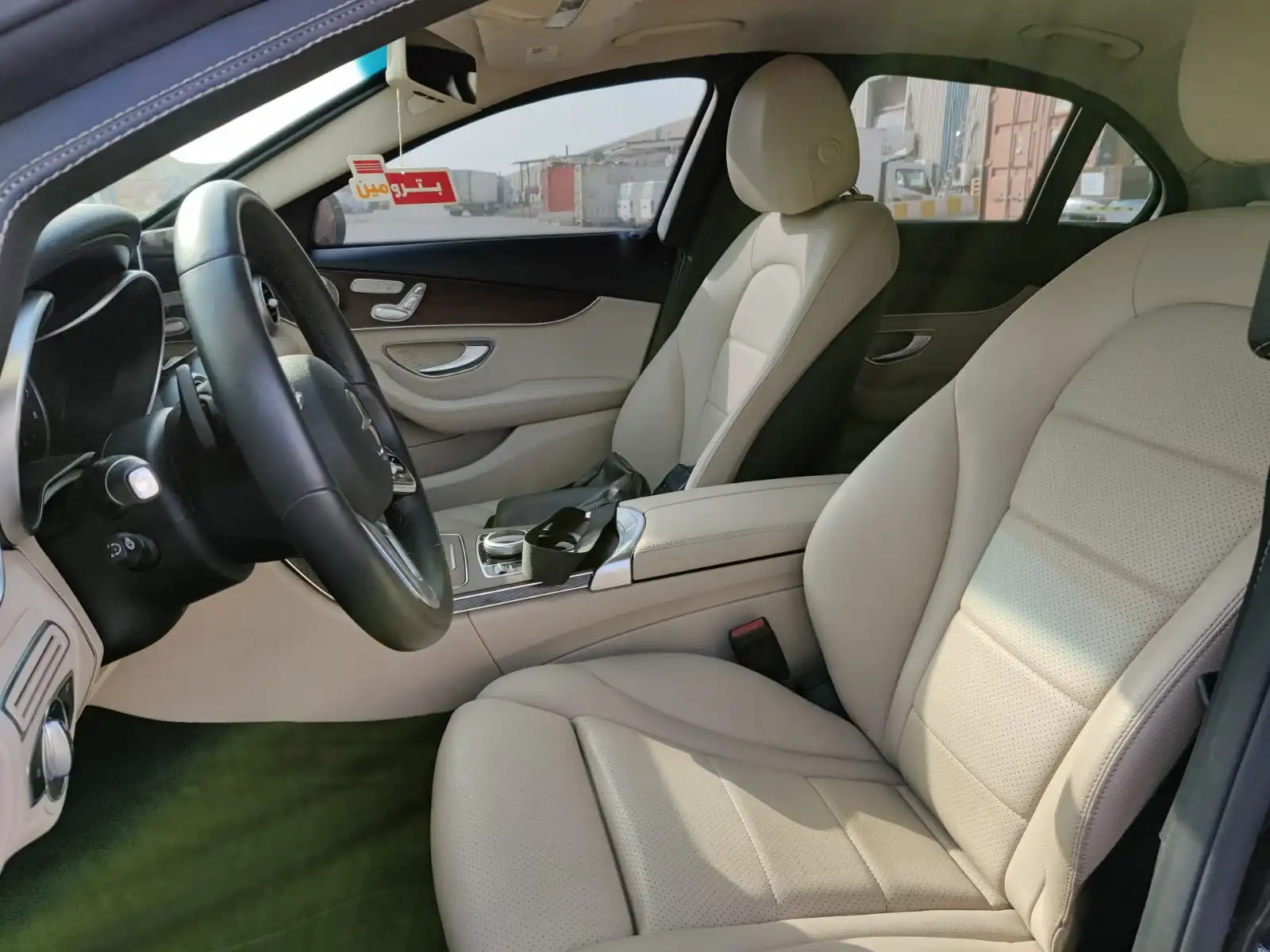 Mercedes-Benz C300 2.0L - Black blindé - vue avant, sièges passagers