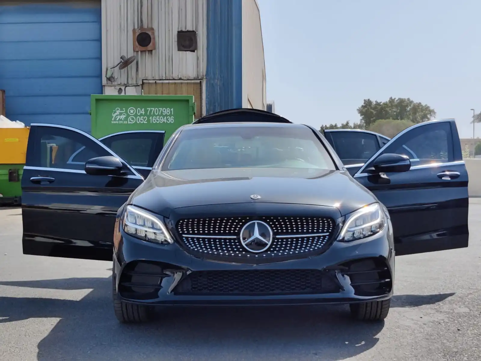 Mercedes-Benz C300 2.0L - Black blindé - vue avant, porte ouverte