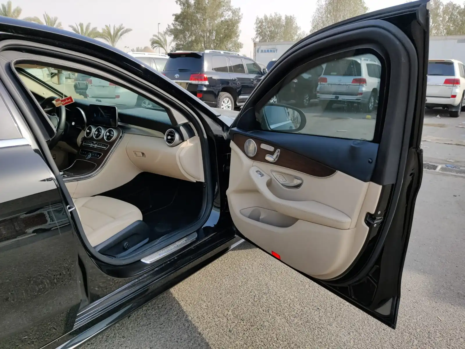 Mercedes-Benz C300 2.0L - Black blindé - vue avant, côté droit, sièges passagers, porte ouverte