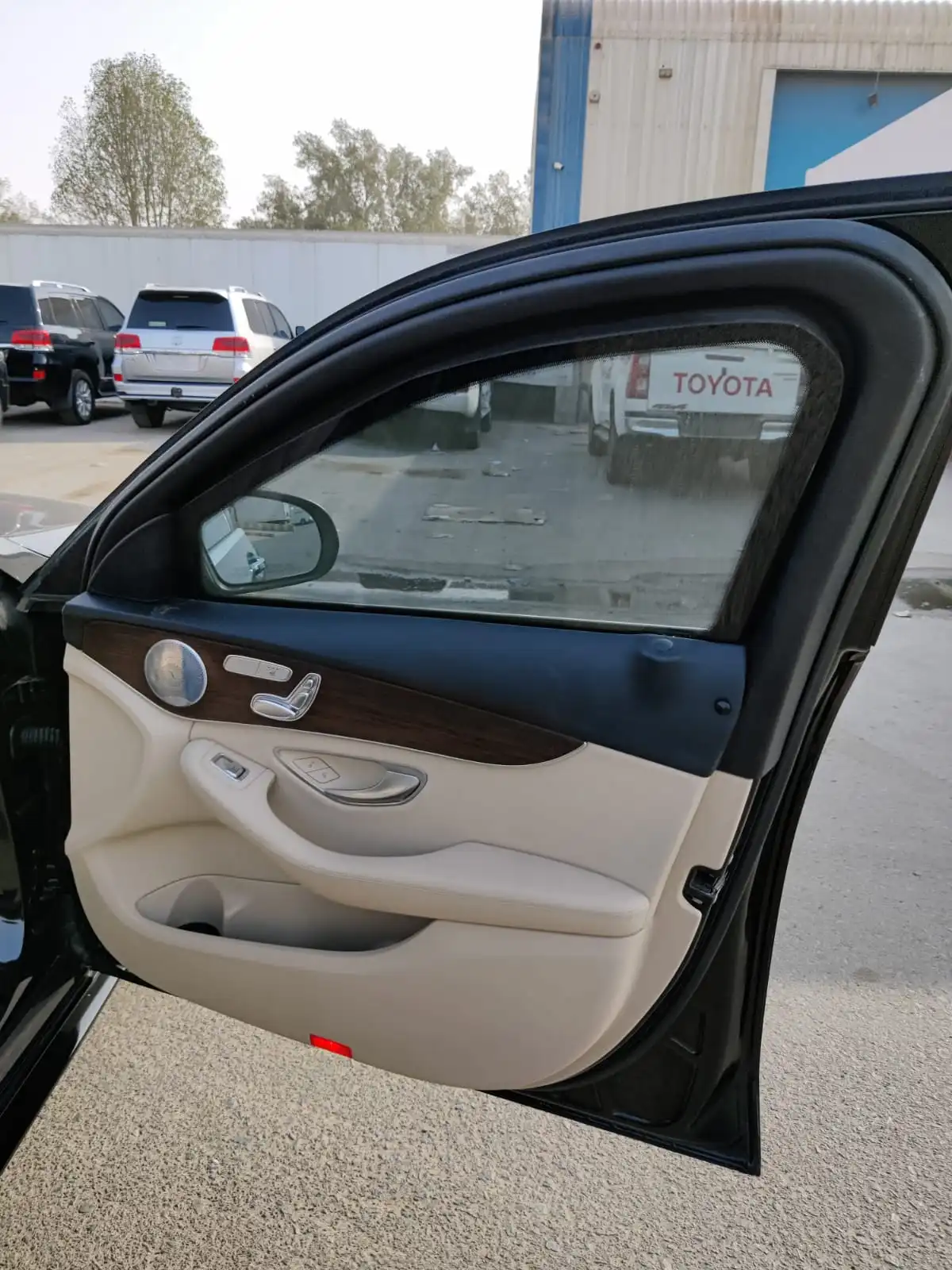 Mercedes-Benz C300 2.0L - Black blindé - vue avant, côté droit, sièges passagers, porte ouverte 15