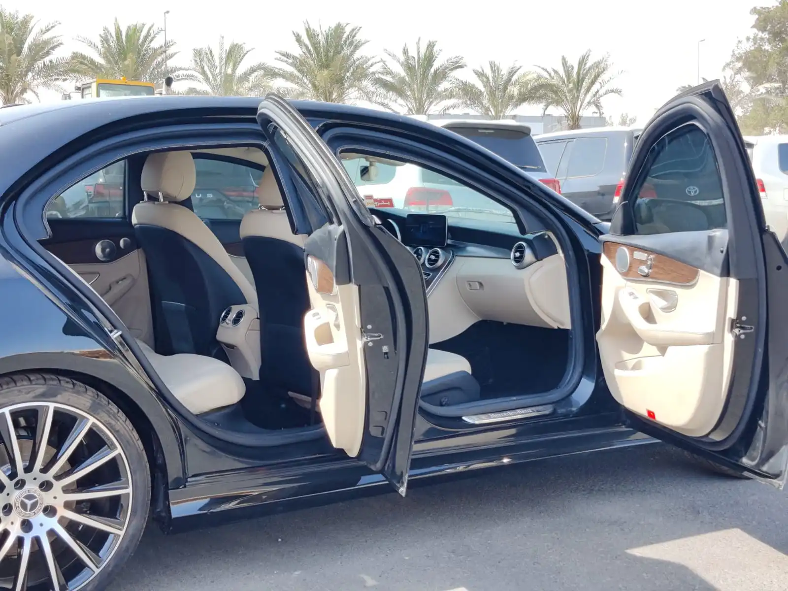 Mercedes-Benz C300 2.0L - Black blindé - profil latéral, côté droit, porte ouverte