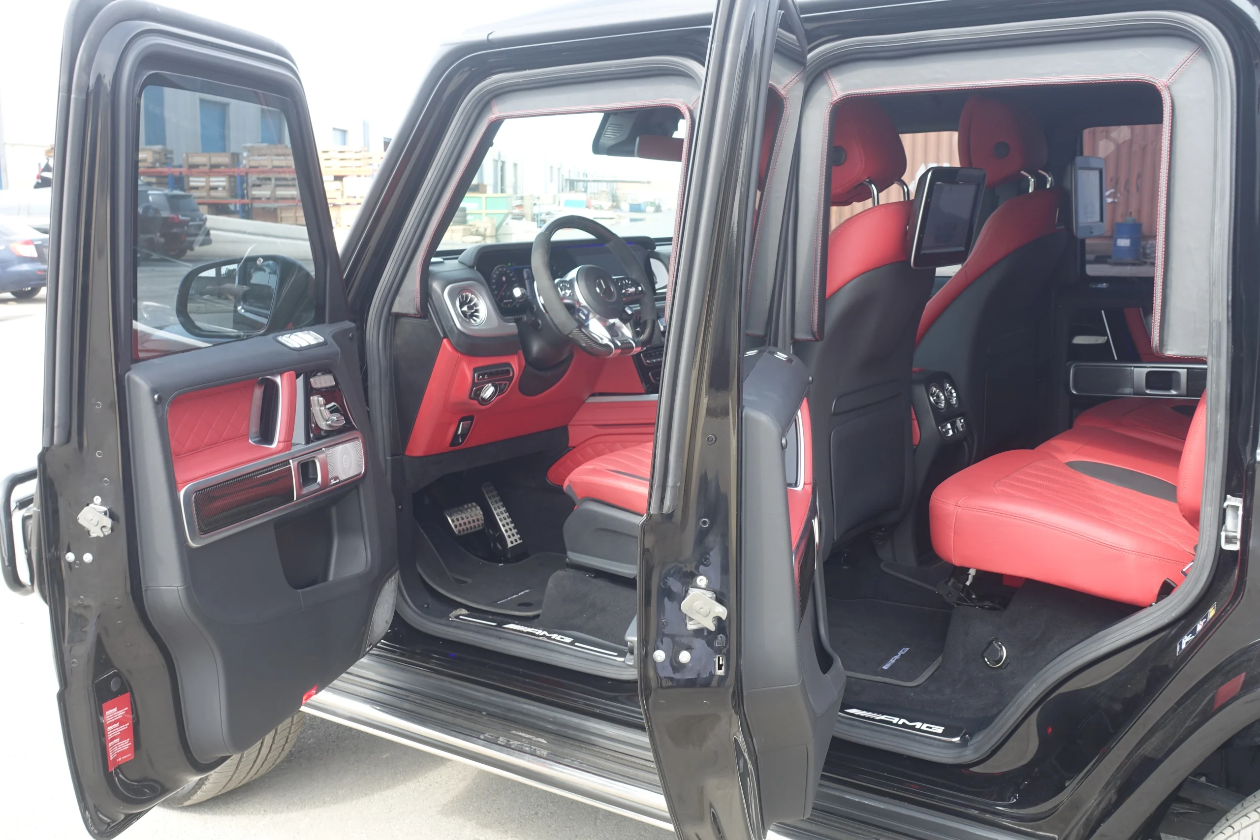 Mercedes-Benz AMG G63 سوداء مصفحة مع أبواب الجانب الأيمن مفتوحة