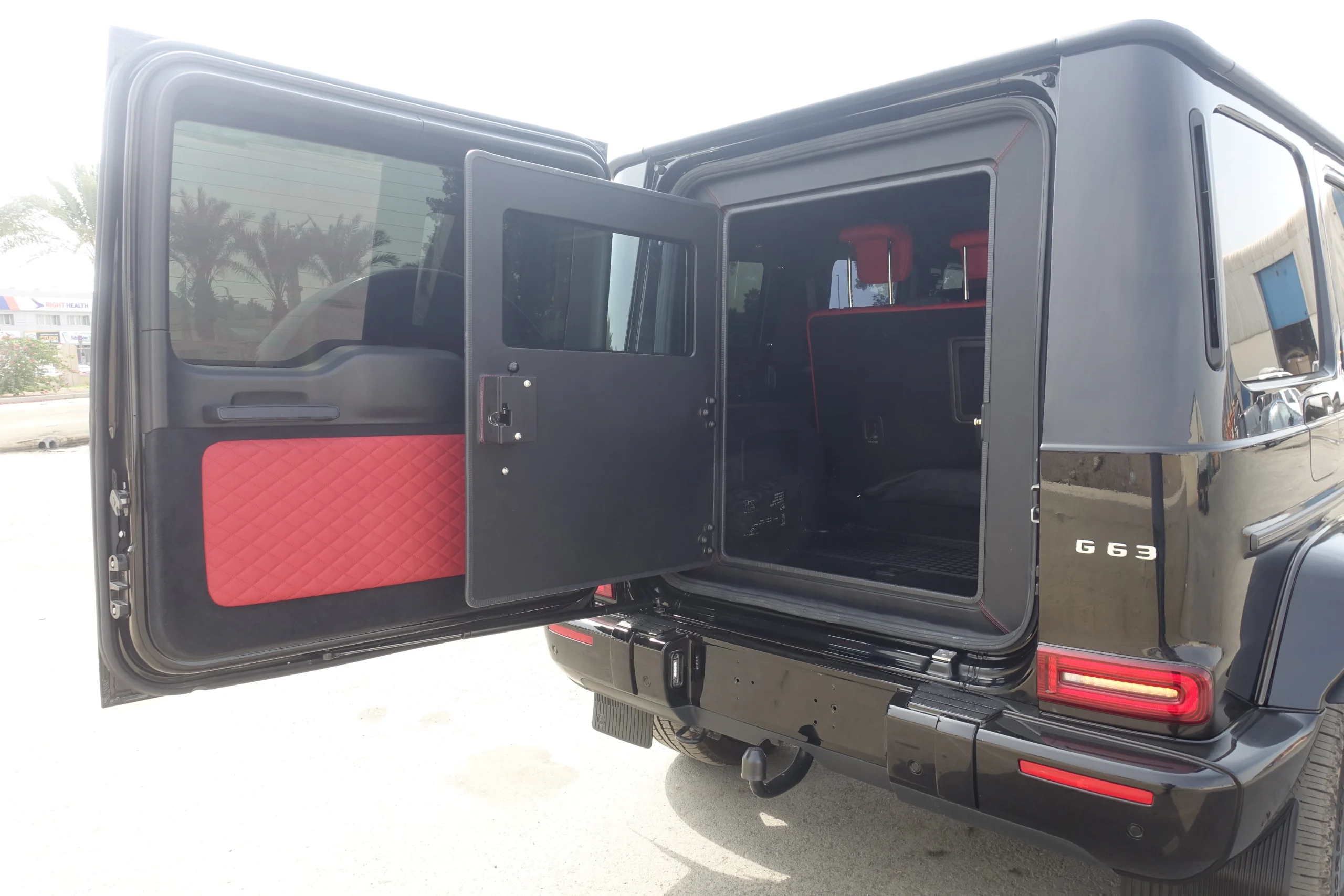 Mercedes-Benz AMG G63 سوداء مصفحة مع باب صندوق مدرع مفتوح
