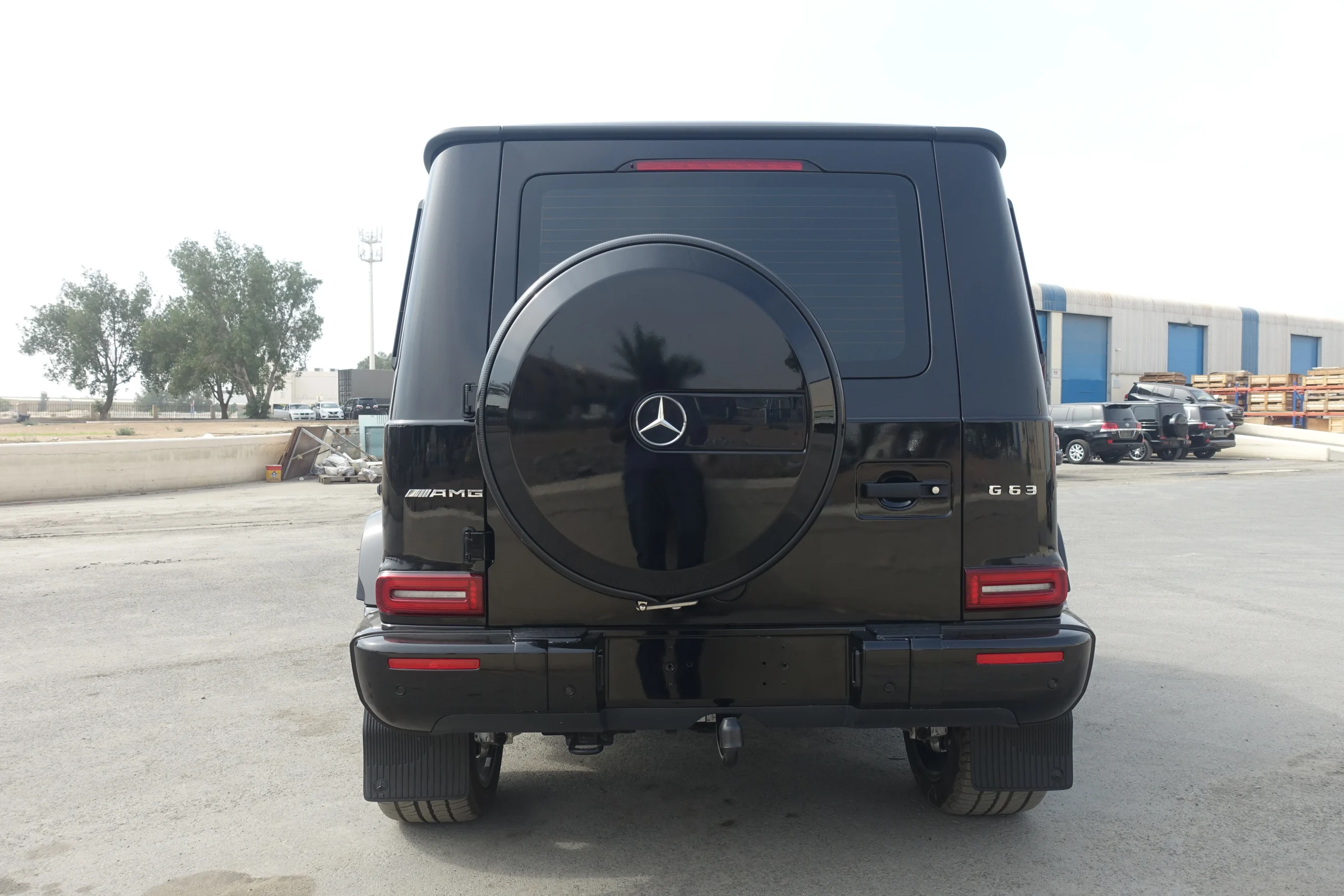 Mercedes-Benz AMG G63 سوداء مصفحة بمنظر خلفي