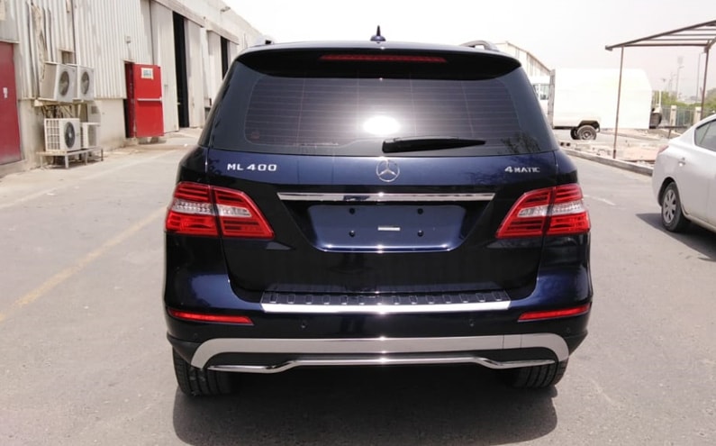 Mercedes-Benz ML 400 زرقاء مصفحة بمنظر خلفي