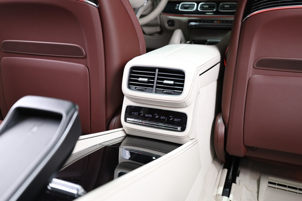 Maybach GLS 600 non-armored wheel and side body detail