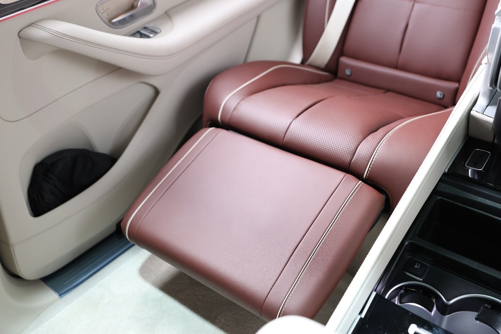 Maybach GLS 600 غير مصفحة سوداء كسيارة مخزون فاخرة