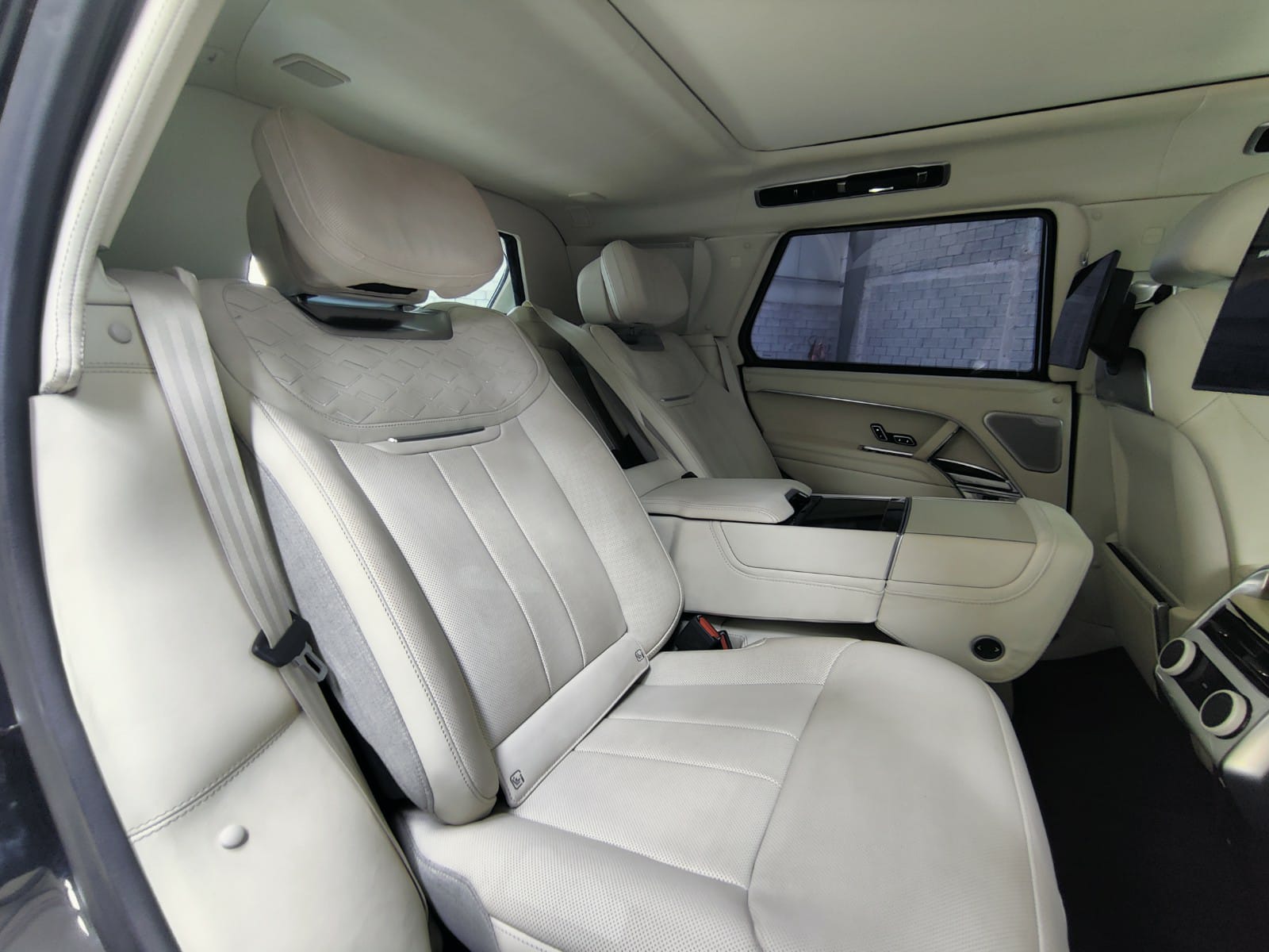 RANGE ROVER SV 4.4 L- BLACK - back seat right side view