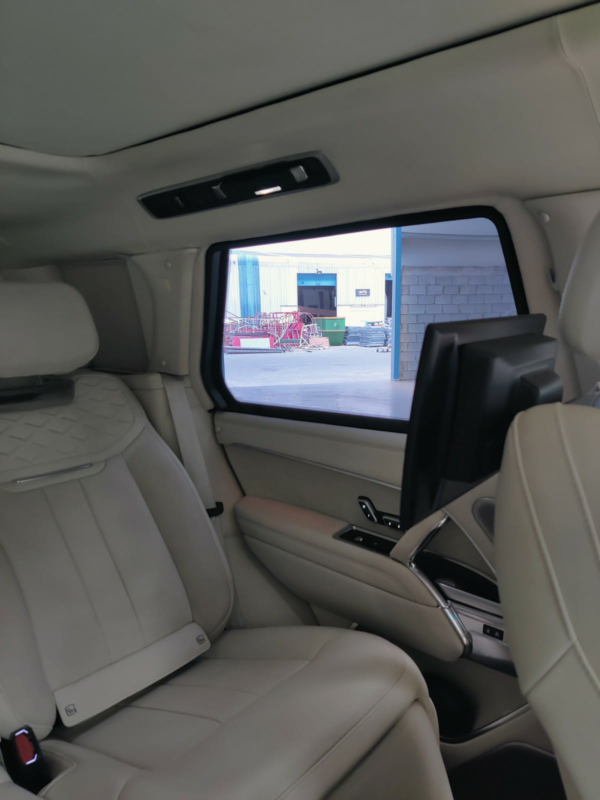 RANGE ROVER SV 4.4 L- BLACK - back seat window view