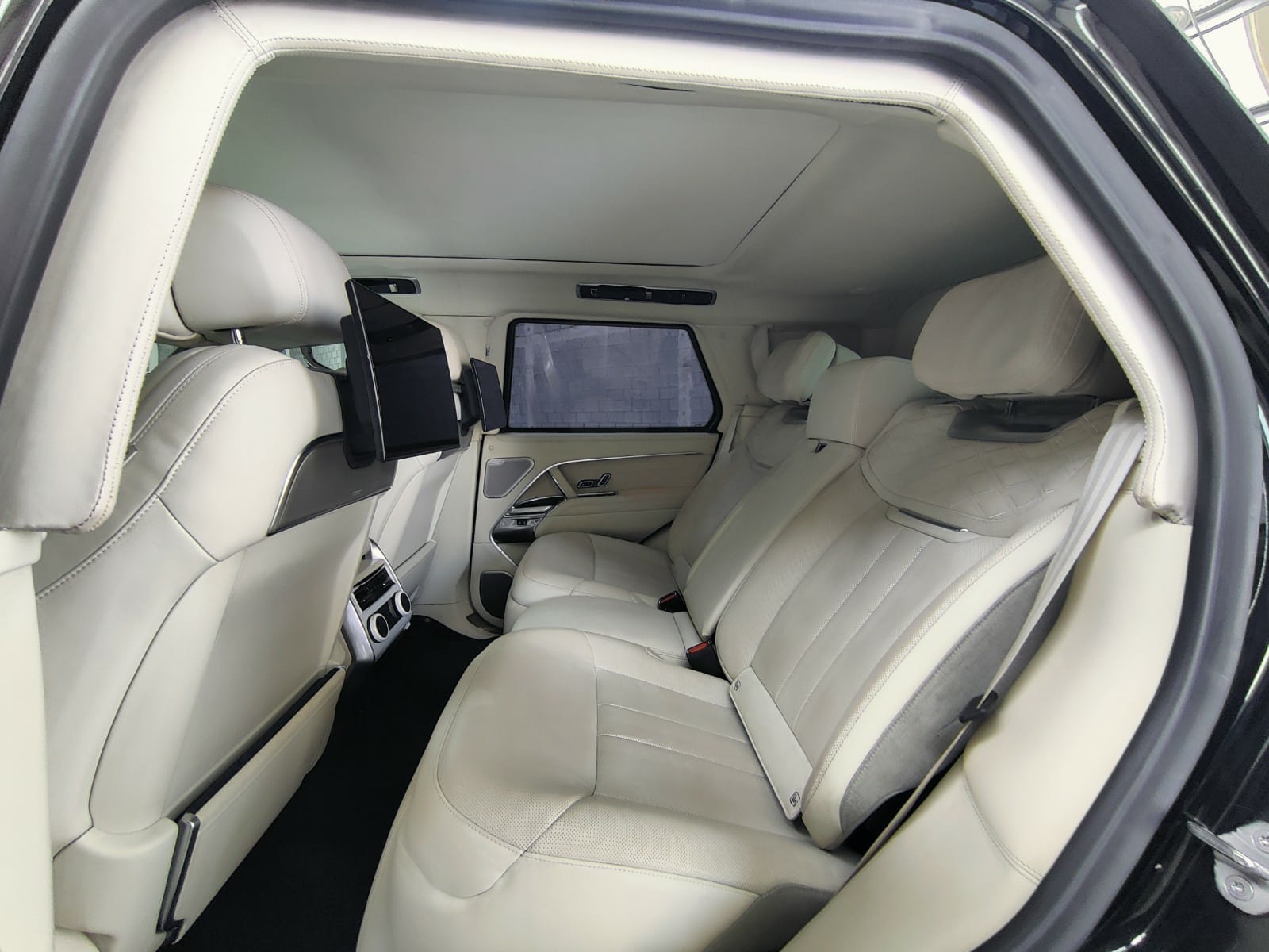 RANGE ROVER SV 4.4 L- BLACK - back seats different angle