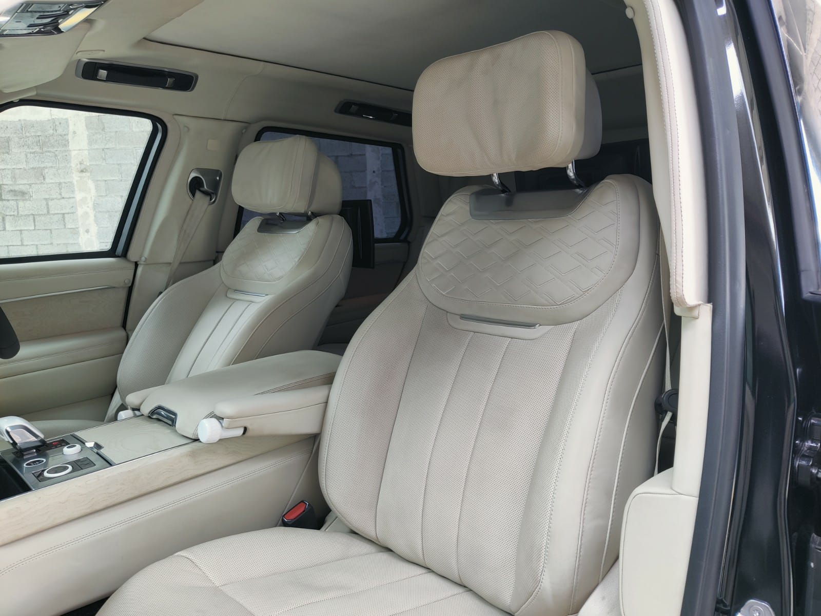 RANGE ROVER SV 4.4 L- BLACK - car seat details