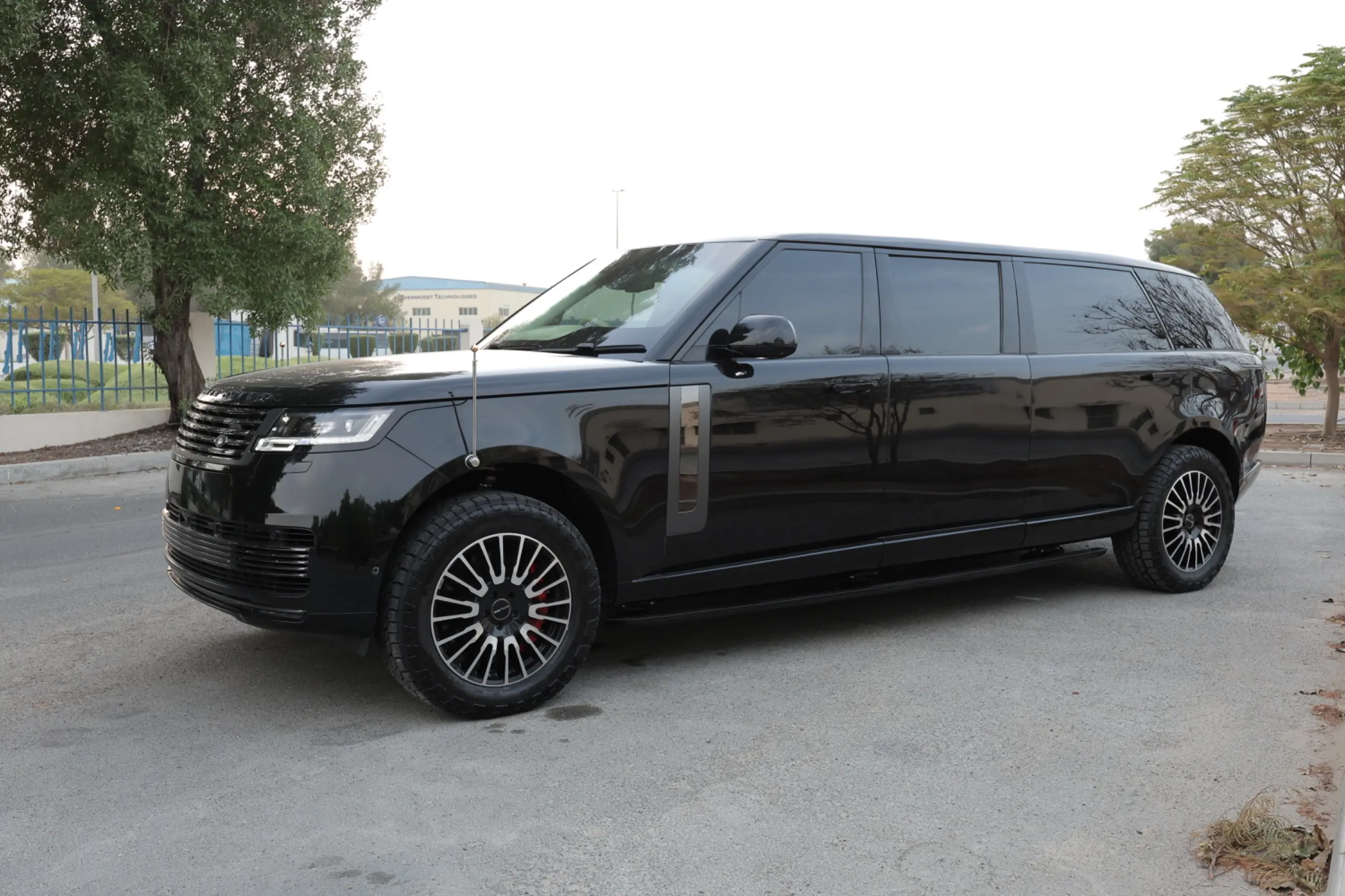 Range Rover P530 Extended BR6 مصفحة من الأمام بزاوية يمين