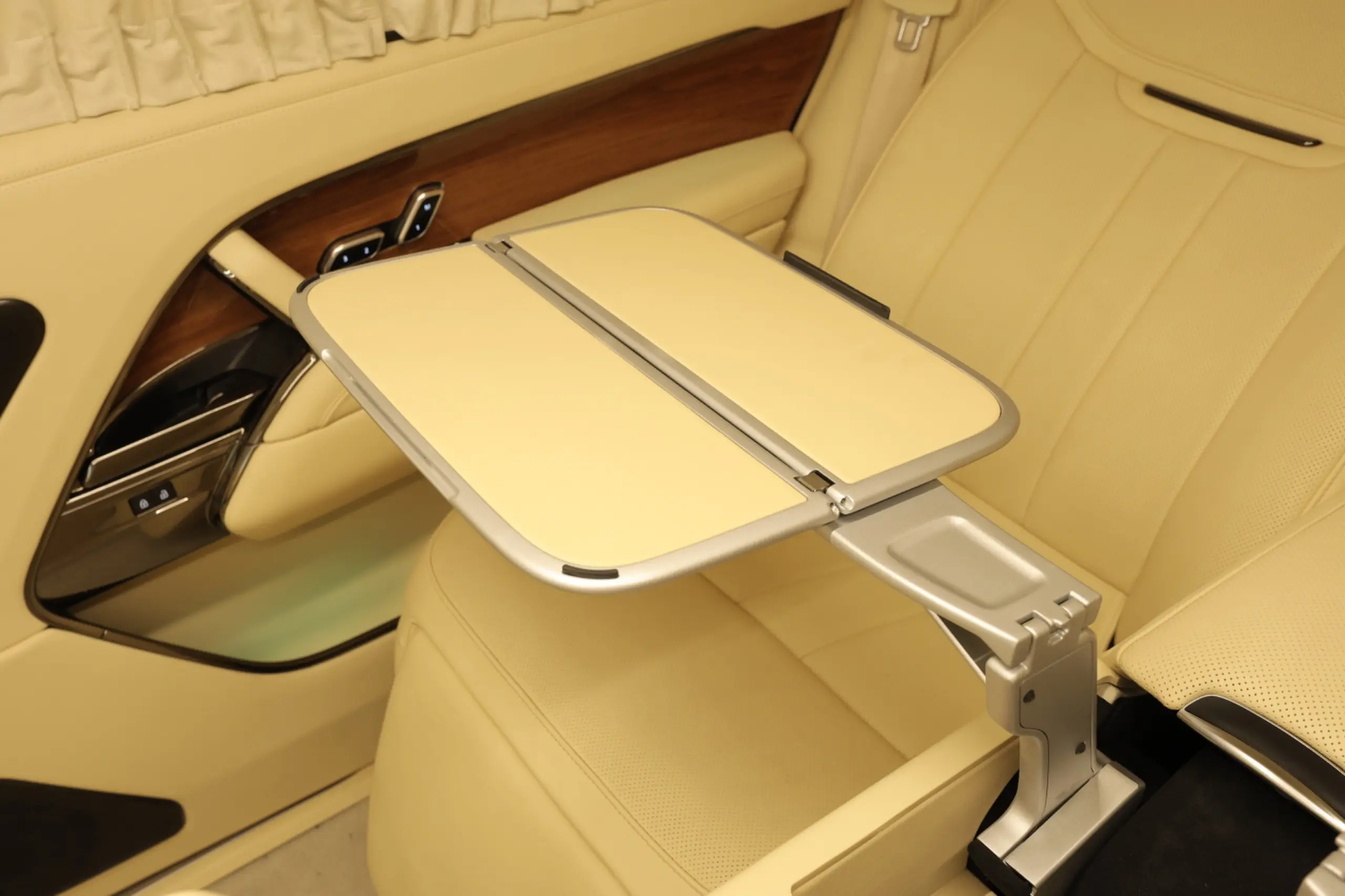 Range Rover BR6 P530 Extended Table Open