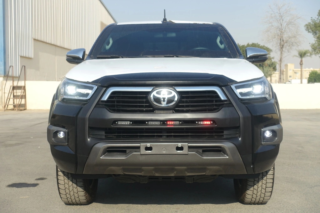TOYOTA HILUX 4.0L ADVENTURE-BLACK - front view lights on