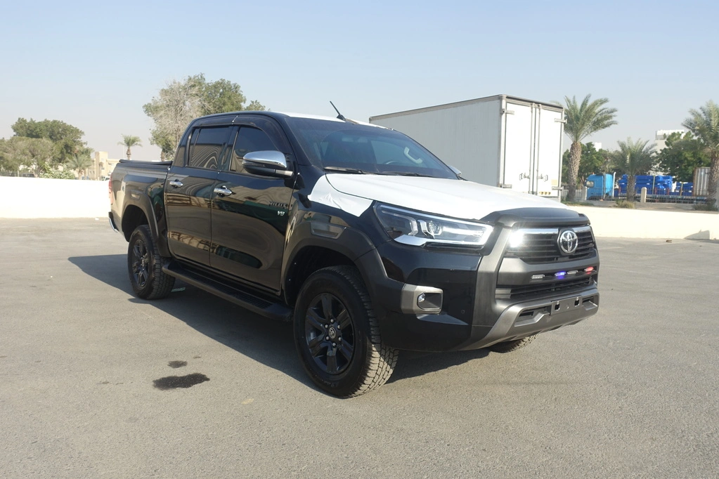TOYOTA HILUX 4.0L ADVENTURE-BLACK - front view right angle