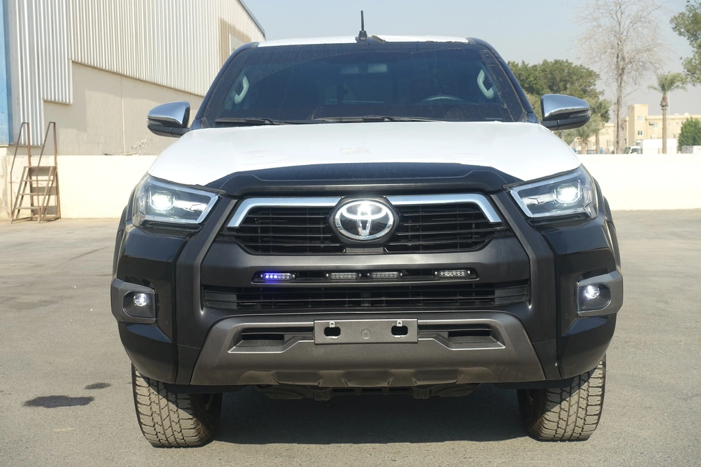 TOYOTA HILUX 4.0L ADVENTURE-BLACK - front view