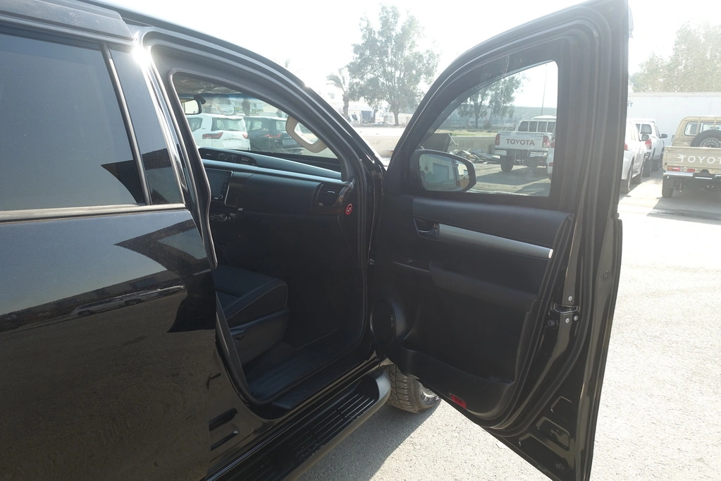 Toyota Hilux Adventure SR5 Black blindé - vue avant, côté droit, sièges passagers, porte ouverte