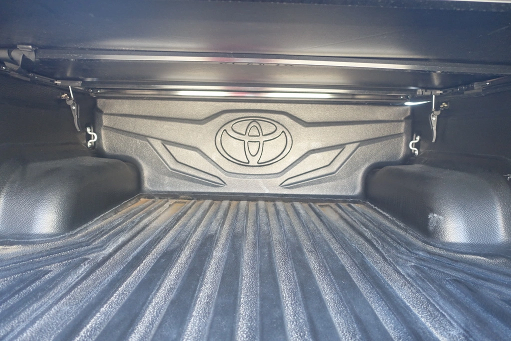 TOYOTA HILUX 4.0L ADVENTURE-BLACK - trunk bed details