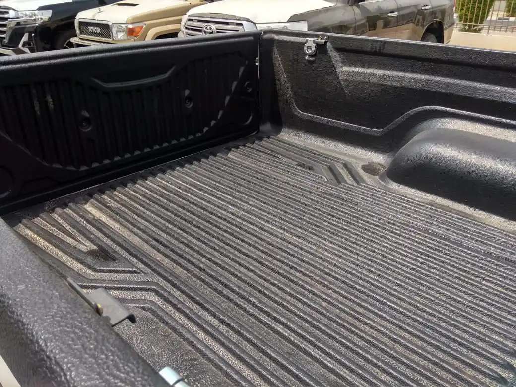 TOYOTA-Hilux-ADVENTURE-SR5-WHITE-trunk-bed