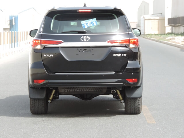 Toyota Fortuner مصفحة بمنظر خلفي خارجي