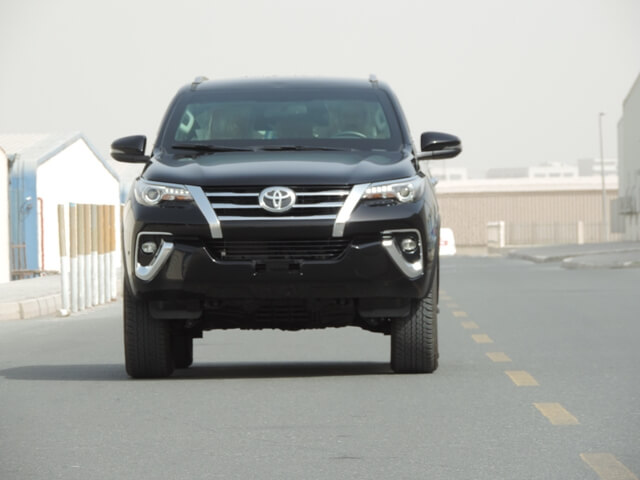 Toyota Fortuner مصفحة بمنظر أمامي