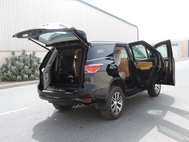 Toyota Fortuner مصفحة من الجانب الأيمن مع الأبواب مفتوحة