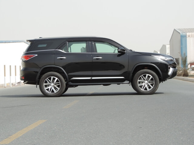 Toyota Fortuner مصفحة من الجانب الأيمن