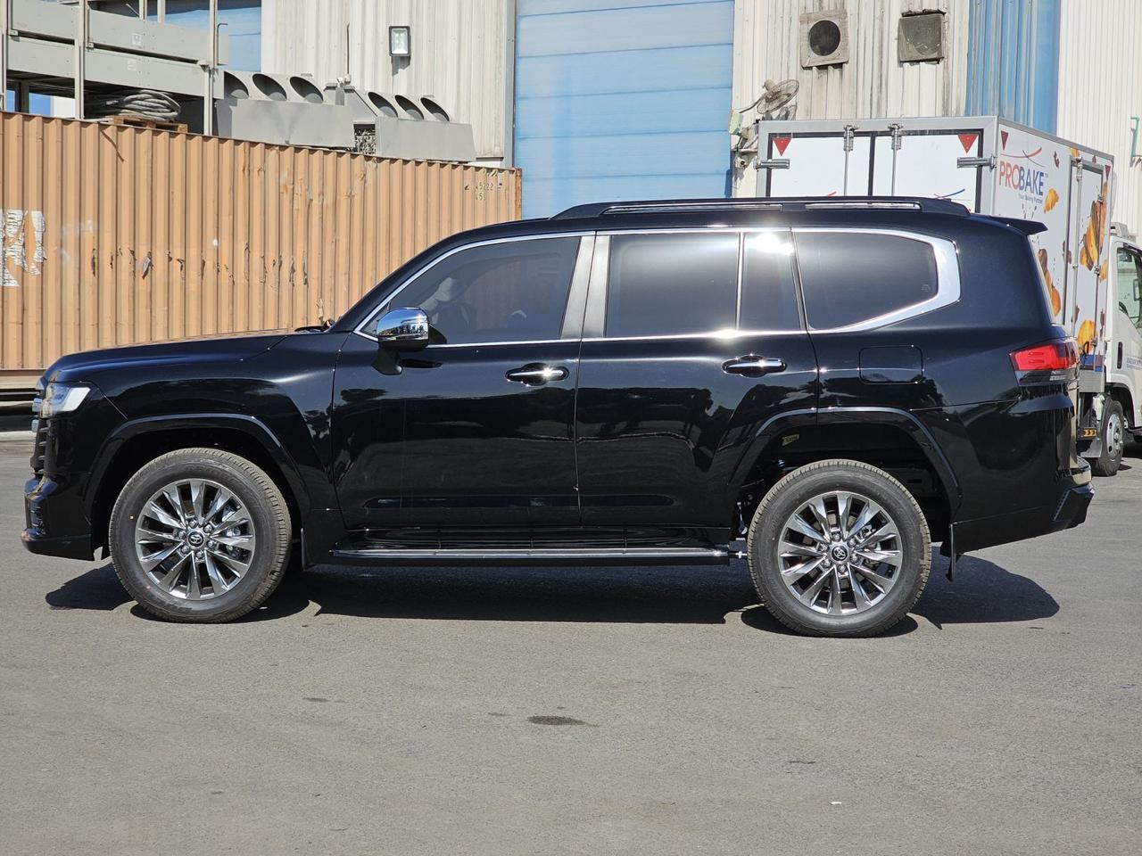 Toyota Land Cruiser 300 VXR side profile with black finish, alloy wheels and chrome window trim