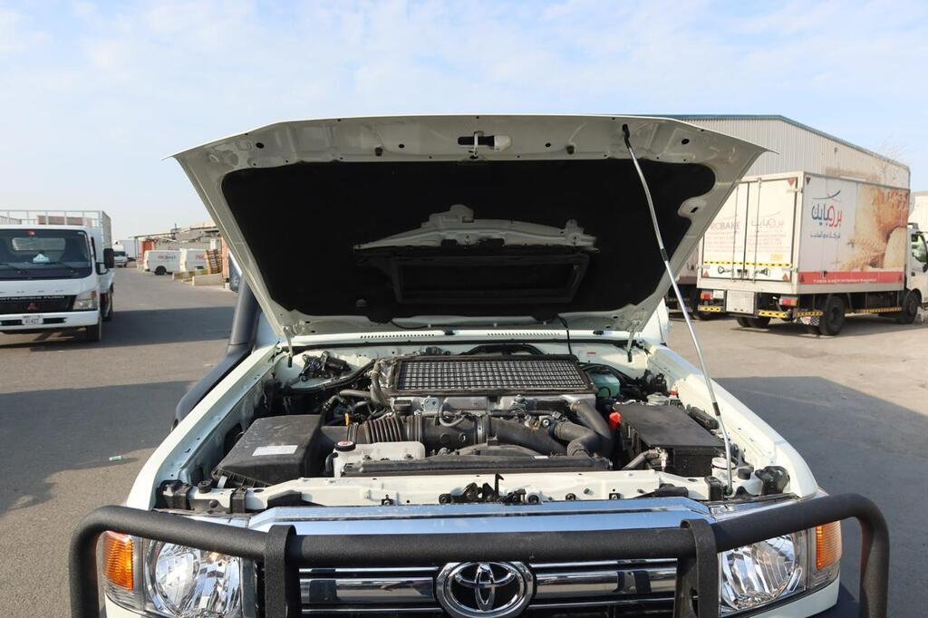 Toyota Land Cruiser 79 مصفحة مع حجرة محرك ديزل