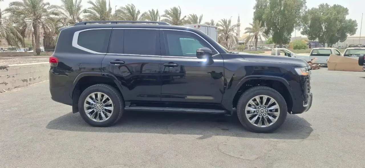 Toyota Land Cruiser VIP BR6 Right Side View
