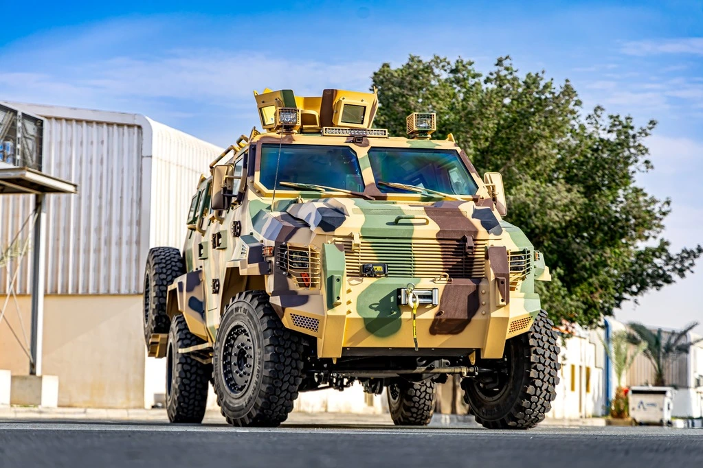 Ford F550 - APC Camo blindé - vue avant, côté gauche, toit renforcé, vitrage balistique