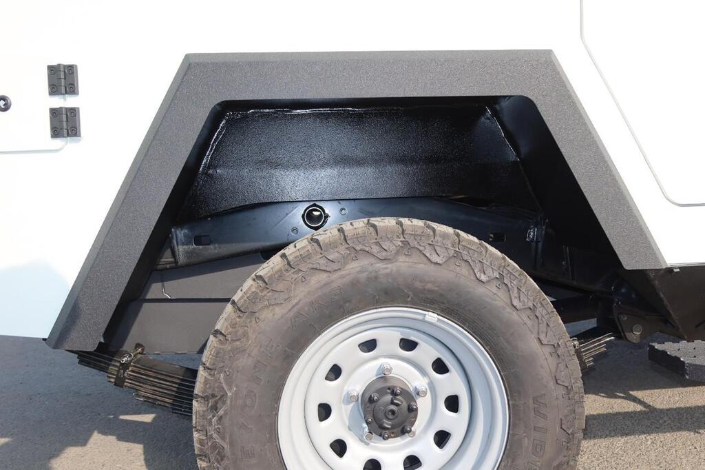 Toyota Land Cruiser 79 مصفحة بمنظر خارجي حديث
